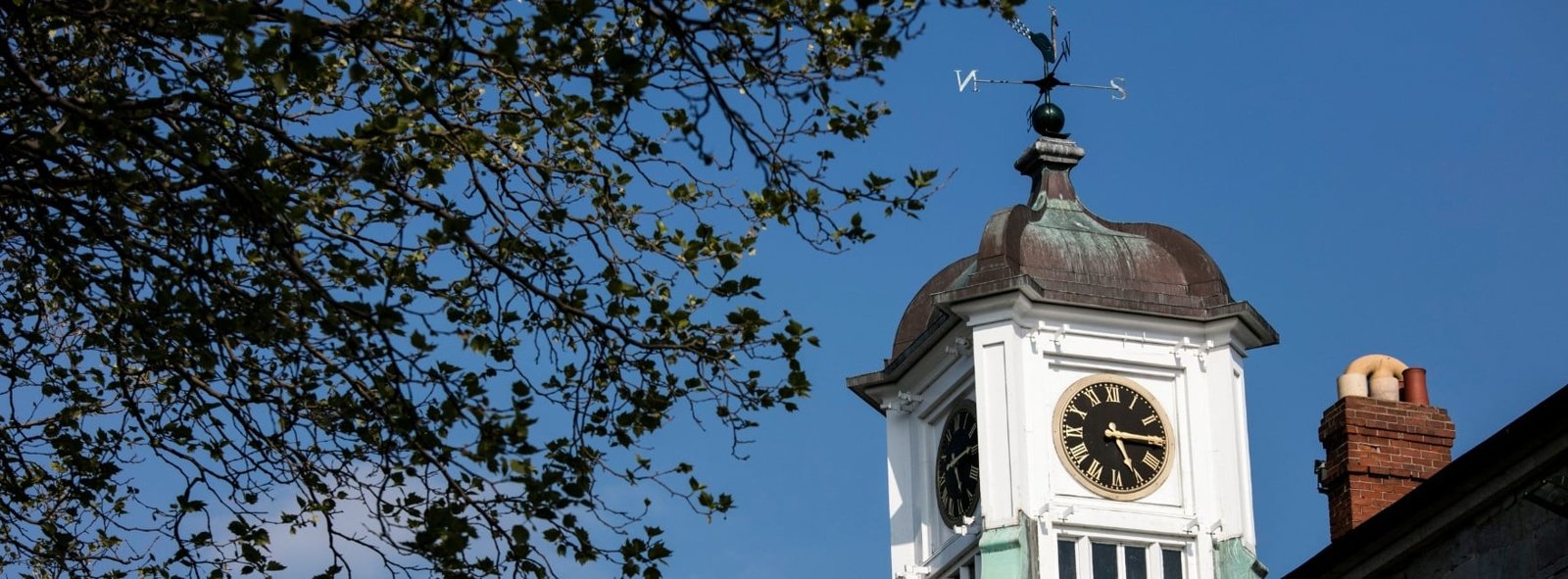 La torre del reloj del campus de Dublín